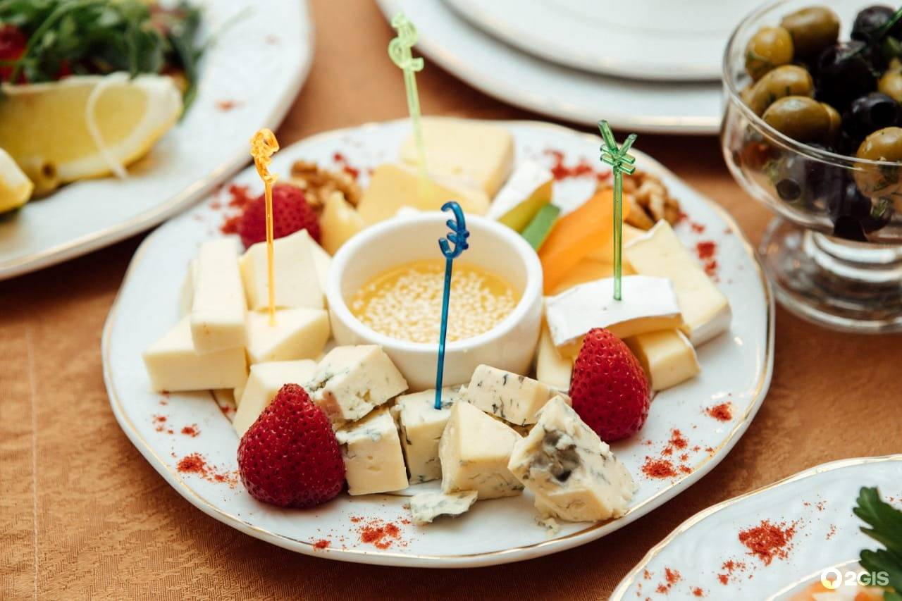 Сырная тарелка на праздничный стол: 30 фото с описанием
