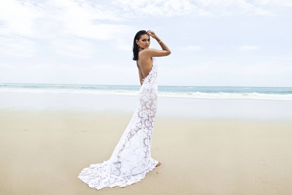 Свадьба на пляже в тренде [2022] – фото, выбор платья? & образа жениха, идеи проведения за границей