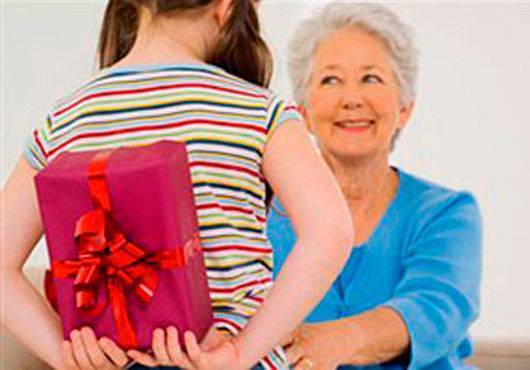 Что подарить бабушке на день рождения: идеи подарка своими руками, какой презент сделать старенькому человеку от внучки, на 90-летний юбилей