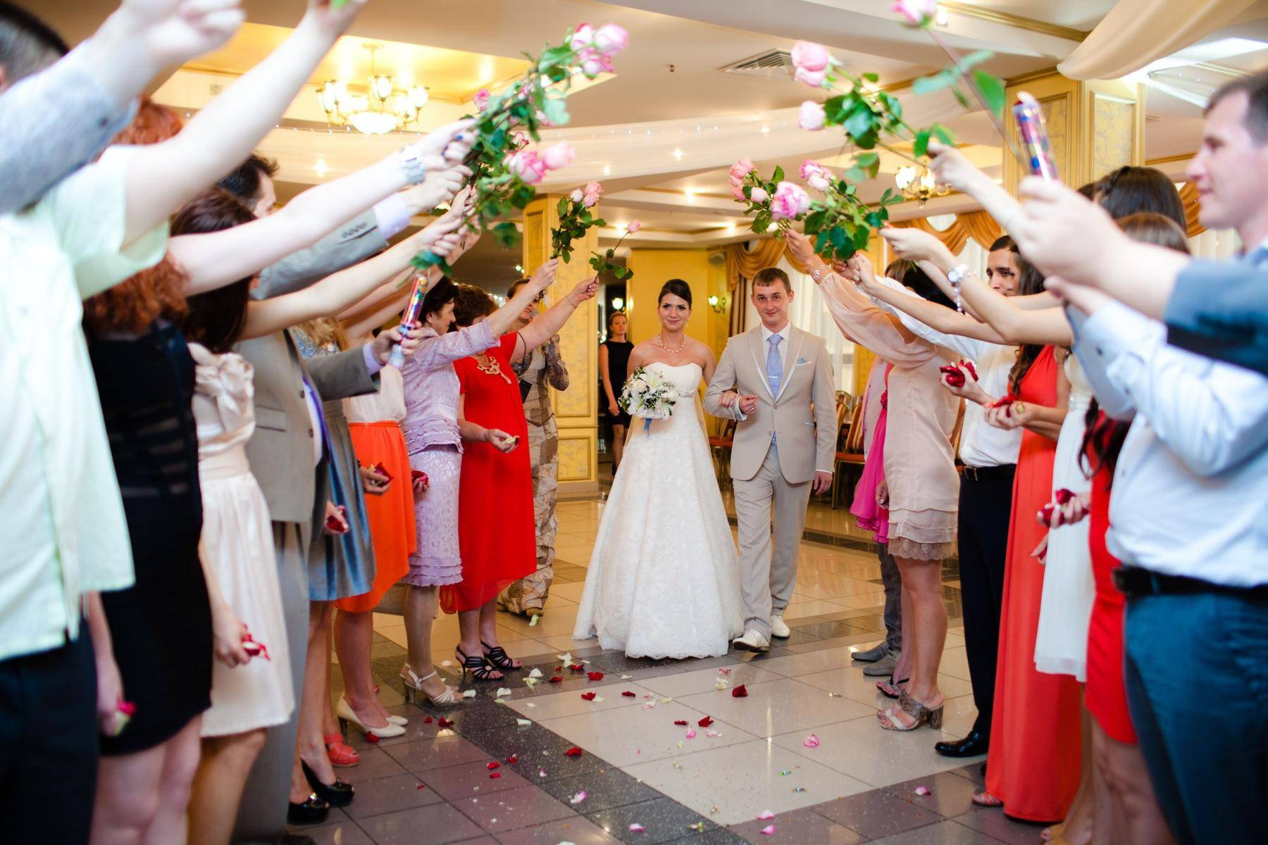 18 оригинальных способов встретить молодоженов на выходе из загса | красивая свадьба