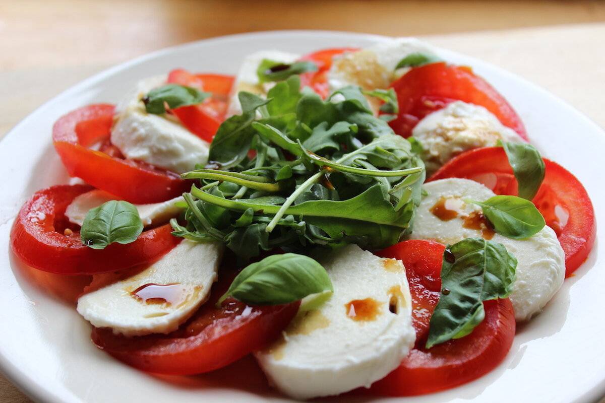 Моцарелла с помидорами: быстрый салат «Капрезе»