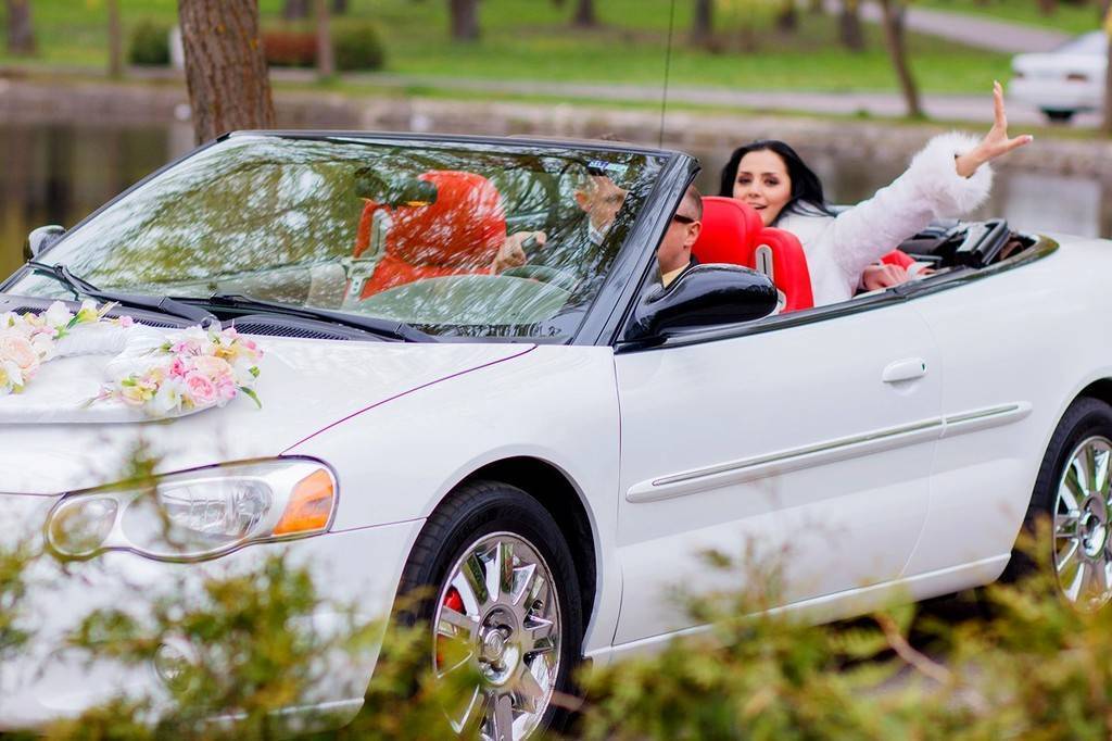 Жених и невеста в кабриолете