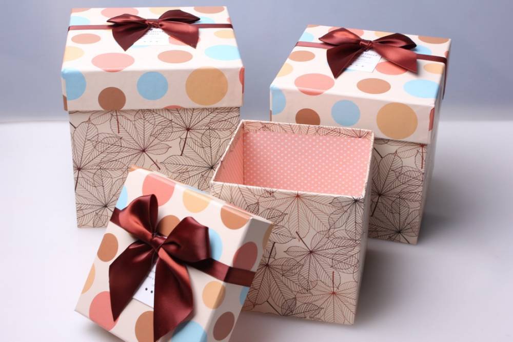 Как украсить коробку для подарка своими руками - 45 идей и уроков пошагово!