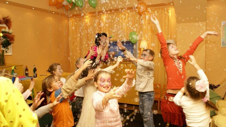 30 веселых конкурсов на новый год 2022 для детей (можно играть в школе и дома)