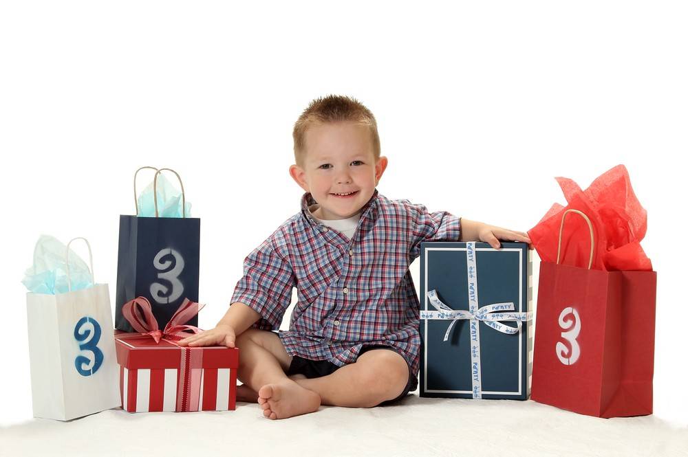 Что можно подарить мальчику в 3 года на день рождения: идеи и варианты подарков