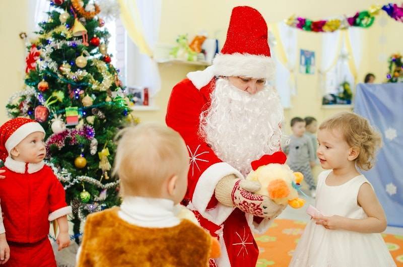 Новогодний праздник для детей сценарий. Новогодние игры вокруг елки для разных возрастов. Утренник Новогодняя елка мультик. Сценарий новогоднего праздника дома для ребенка 10 лет. Встречаем новый год: сценарии новогоднего праздника.