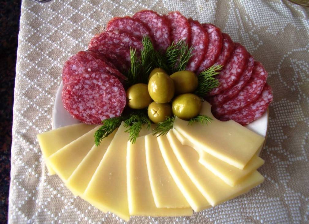 Колбасно сырная нарезка: красивое оформление на праздничный стол