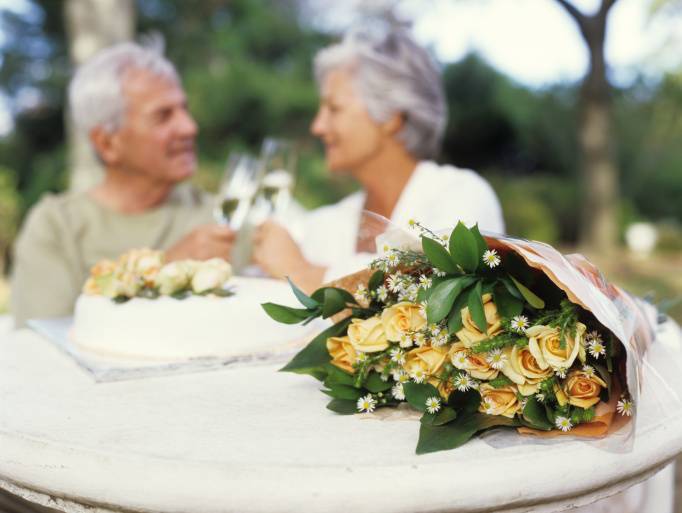 Что подарить на 15 лет свадьбы, традиции и поздравления
