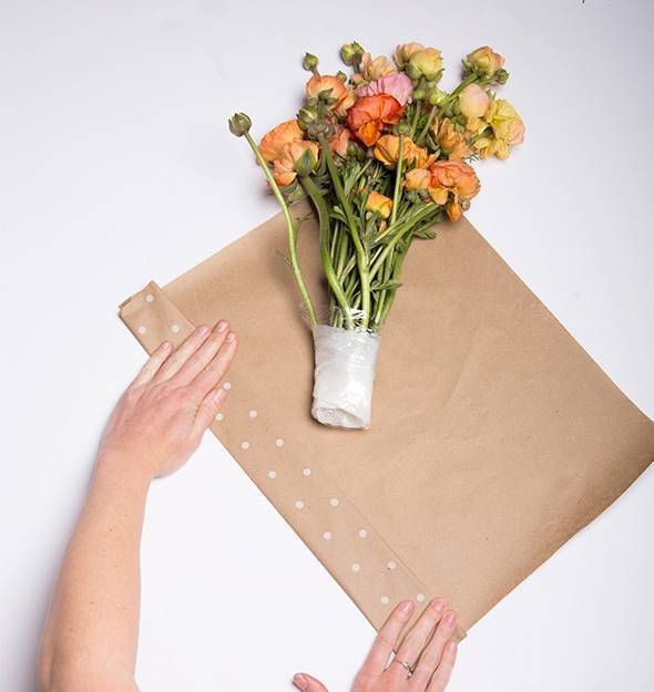 Как красиво упаковать цветы своими руками в букет?