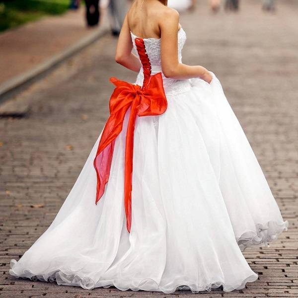 Коралловое свадебное платье: модные фасоны, оттенки, аксессуары