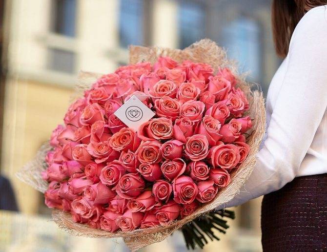 Значение цвета и количества роз в букете при дарении девушке