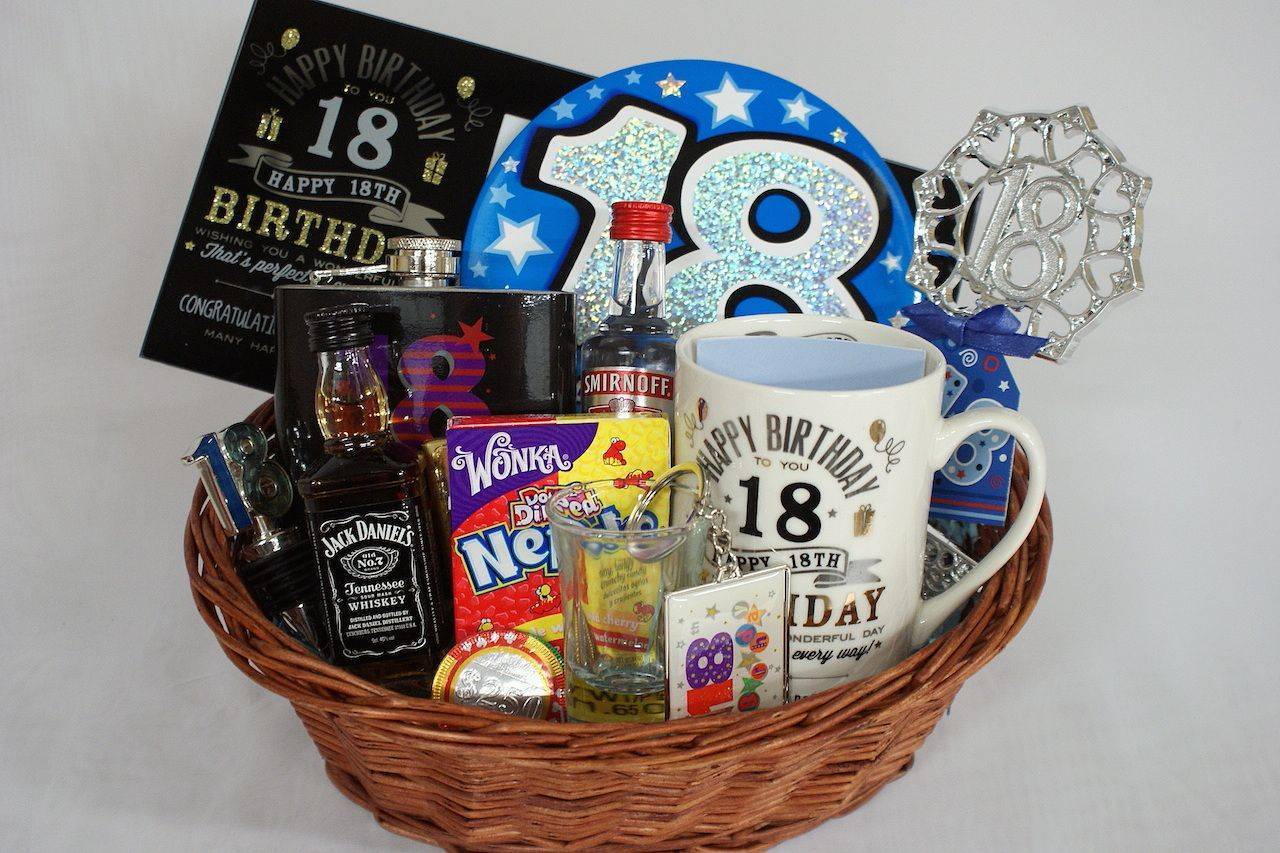Что подарить парню на 18 лет ???? 150+ подарков мужчине на восемнадцатый день рождения