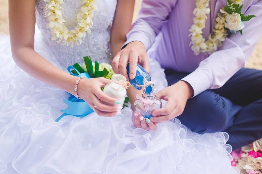 Недорогой подарок на свадьбу молодоженам: беспроигрышные варианты