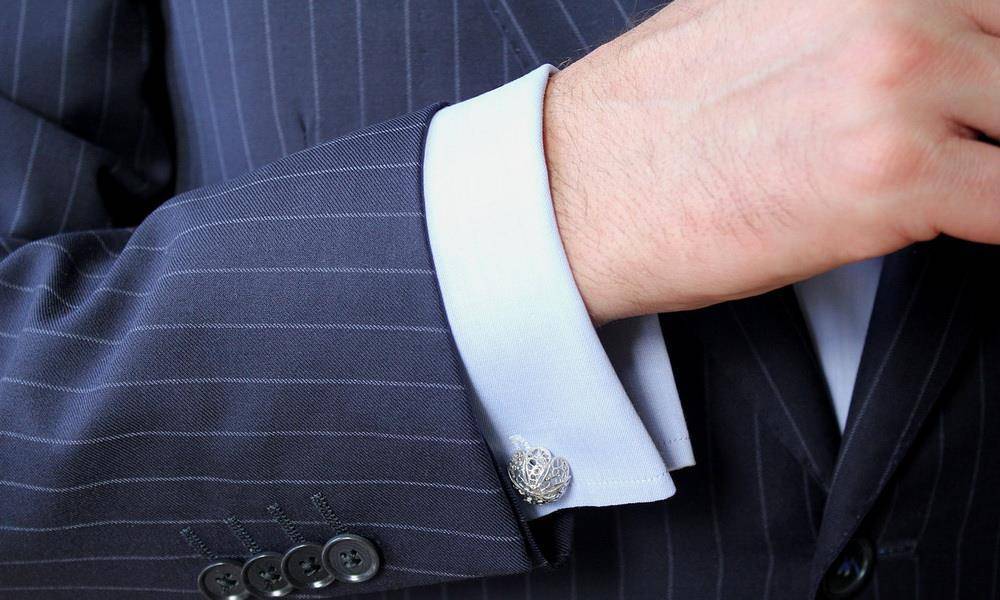 Бутоньерка, запонки и галстук: жених как с картинки!