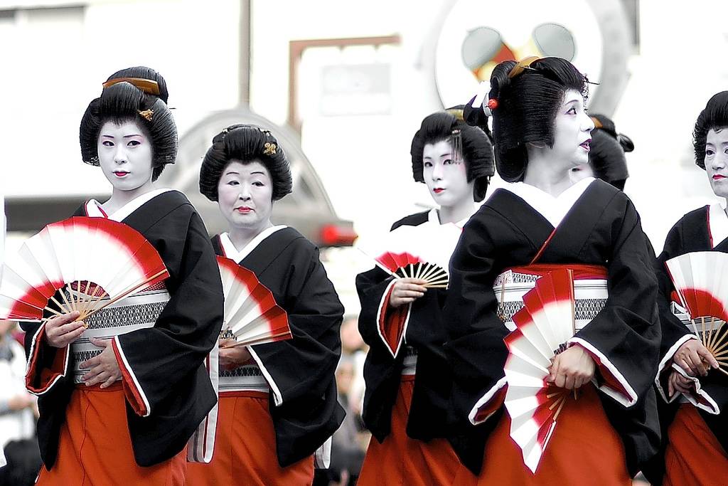 Костюмированное новогоднее поздравление от “японской гейши”