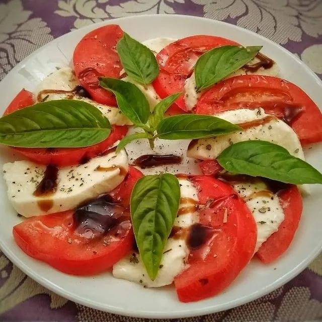 Салат «капрезе»: рецепт классической итальянской закуски с моцареллой и томатами, вариации с рукколой, соусом песто, свеклой + отзывы