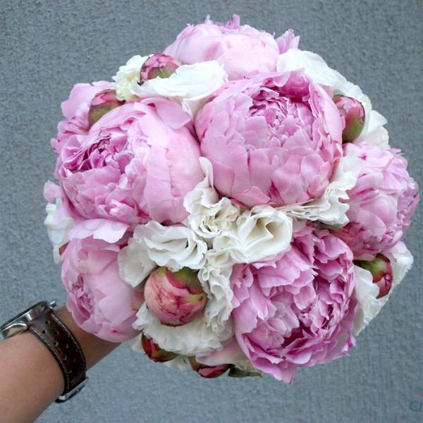 Пионовидные розы для букета невесты: нежный европейский стиль