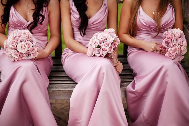 Подружки невесты в одинаковых платьях: фото и идеи стильных нарядов