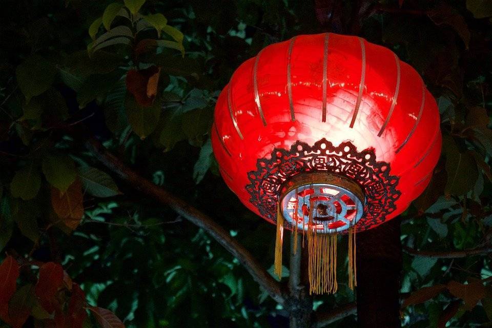 Как сделать китайский небесный фонарик своими руками и как правильно его запускать: пошаговая инструкция с фото и видео