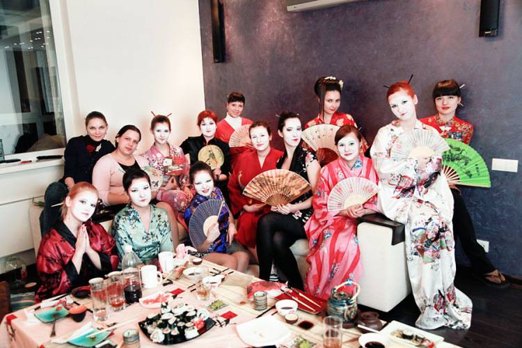 Костюмированное новогоднее поздравление от "японской гейши" – музыкальное и веселое новогоднее поздравление от гостя, переодетого в японский костюм
