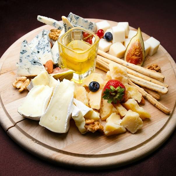Сырная тарелка: как её правильно собрать и оформить в домашних условиях