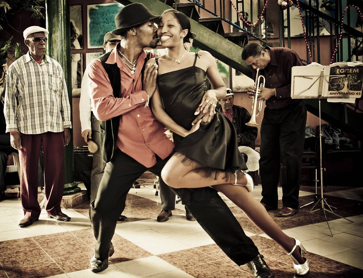Национальный наряд жителей кубы. кубинская вечеринка — веселье в стиле румбы