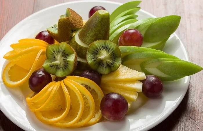 Как правильно нарезать и красиво подать фрукты на праздничный стол