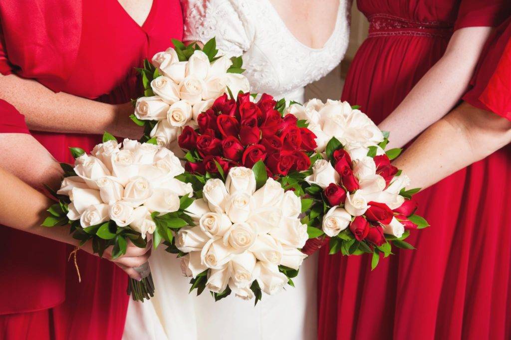 Цветы в подарок на свадьбу: самые удачные композиции