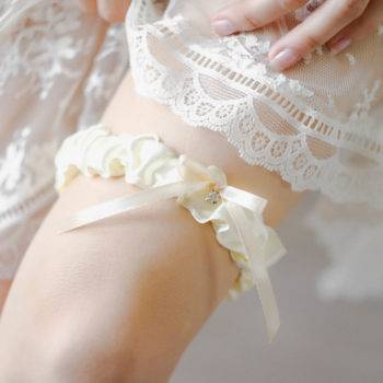Правила и традиции, на какую ногу одевать подвязку невесте, и фото аксессуаров