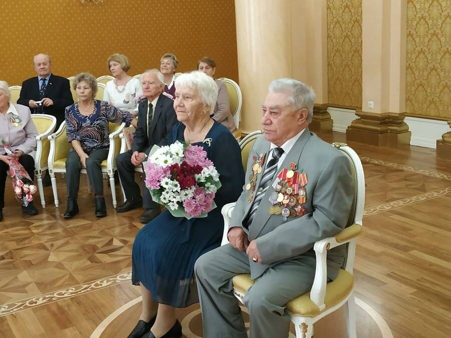 Что подарить на 75 лет свадьбы, традиции и поздравления
