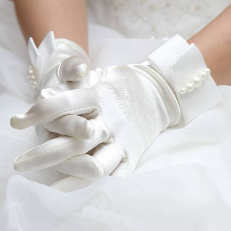 Свадебные перчатки для невесты: как выбрать (длинные и короткие, белые или айвори, кружевные и атласные, без пальцев, митенки), как сделать своими руками (фото)