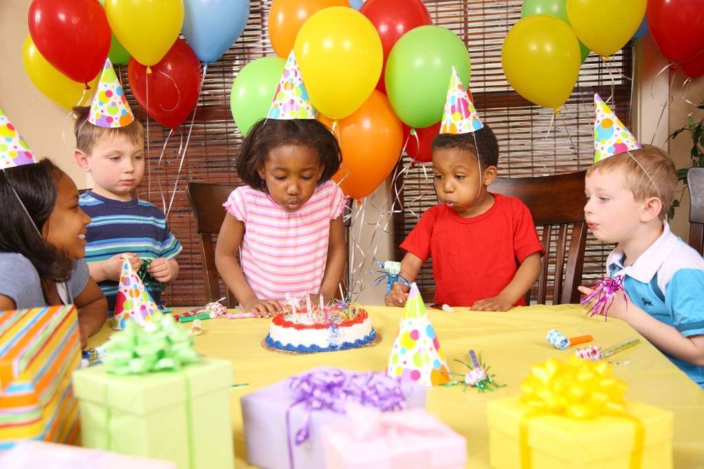Как необычно справить день рождения семьей - 27 идей