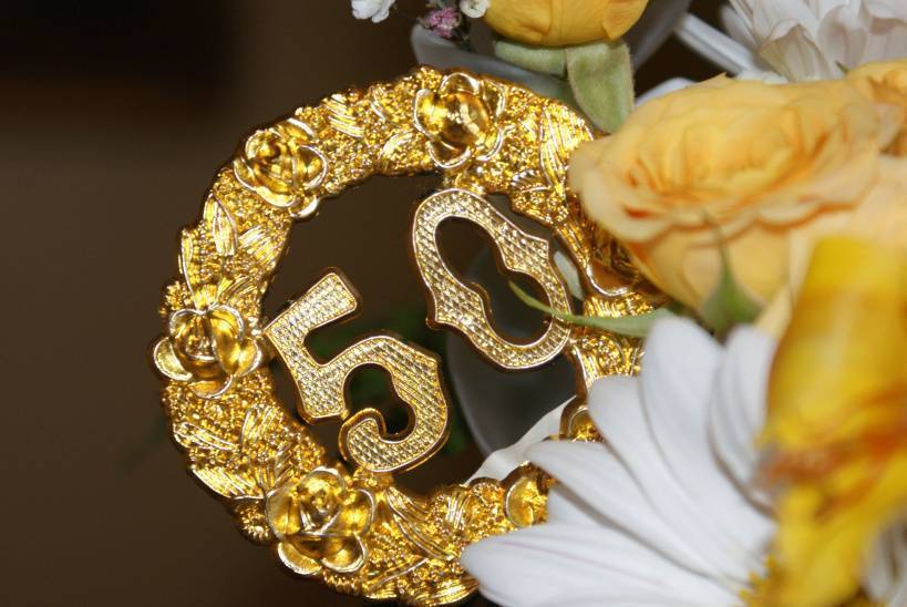 Что подарить на 50 лет свадьбы, традиции и поздравления