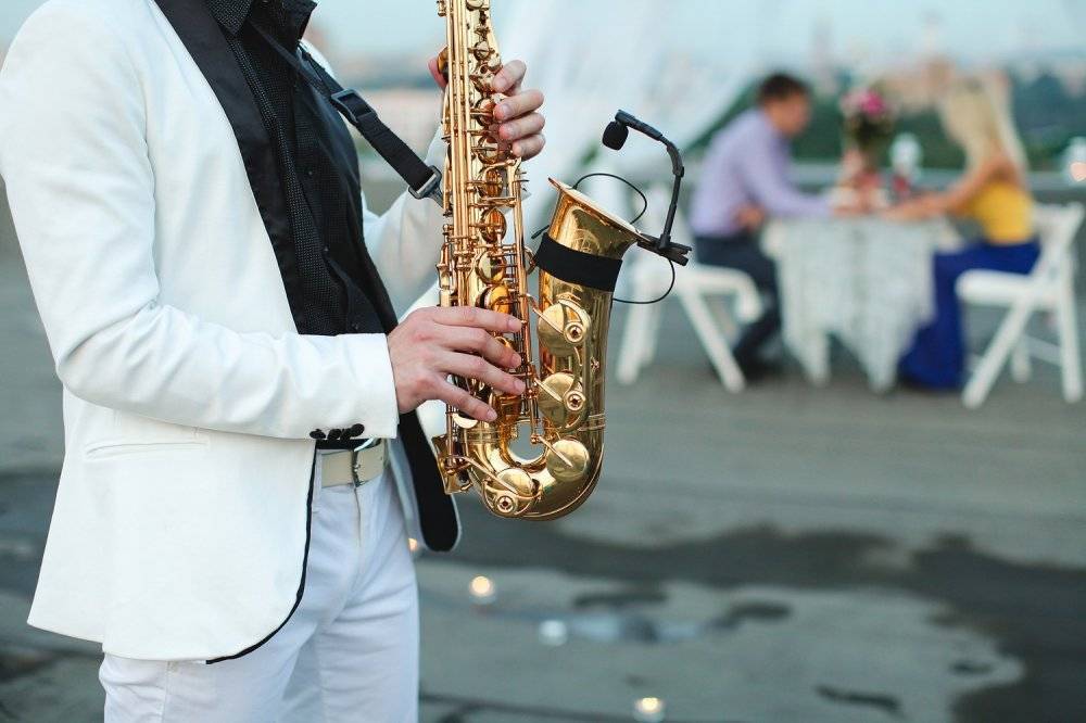 Живая музыка на празднике. саксофон — мастерская радости