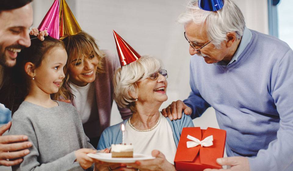 100+ идей что подарить бабушке на день рождения, нг, просто так
