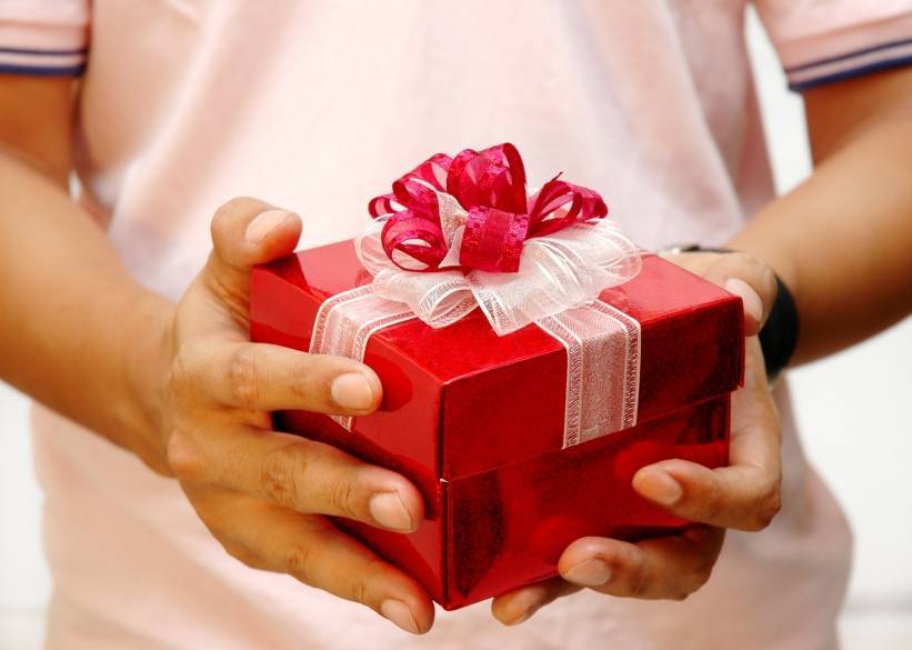 Что подарить девушке на день рождения 16 лет: советы по выбору подарка от родителей и друзей