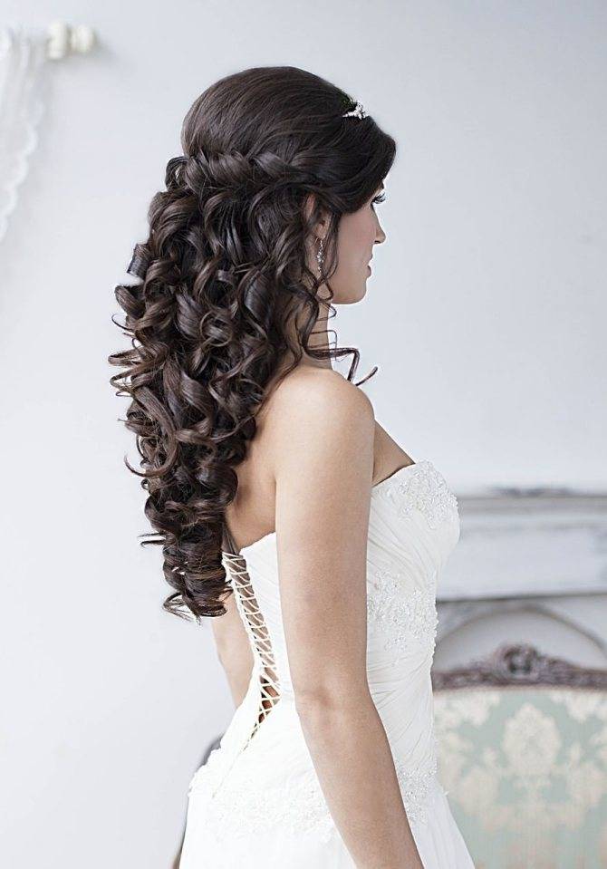 Свадебные прически с распущенными волосами – оригинальные идеи с фото на волосы разной длины, с фатой и диадемой, с плетением, голливудская волна