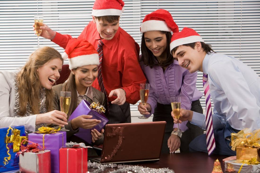 Идеи подарков коллегам по работе на новый год : оригинальные, полезные, смешные и недорогие
