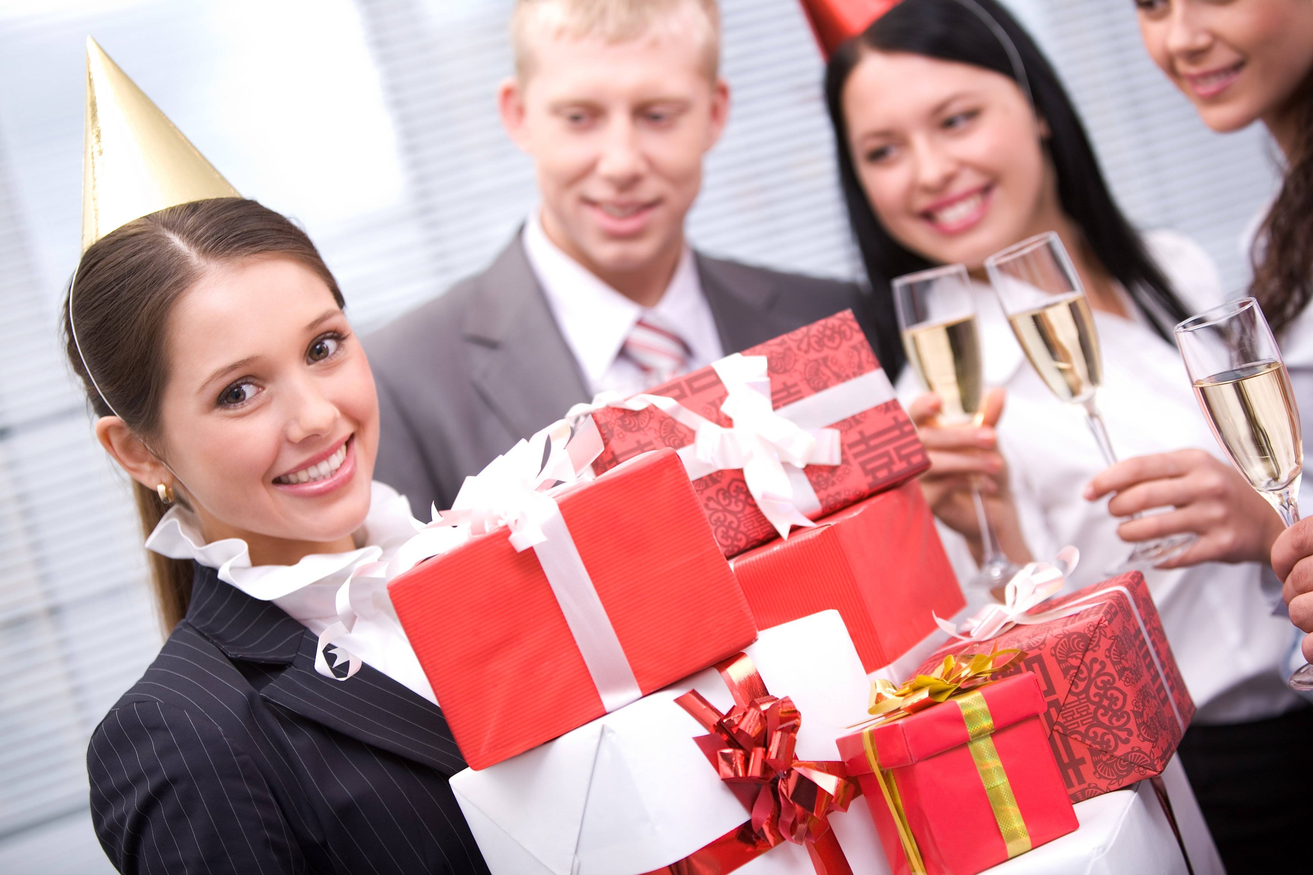 Что подарить сотрудникам на новый год - 200 идей новогодних подарков для сотрудников и сотрудниц компании