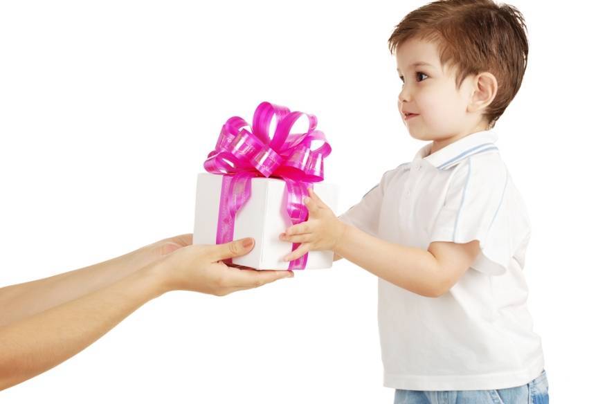 Что подарить девочке на 2 года: подборка полезных и необычных идей подарков