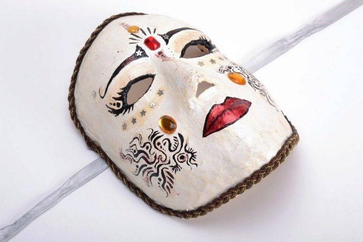 Делаем с детьми — карнавальная маска из папье-маше