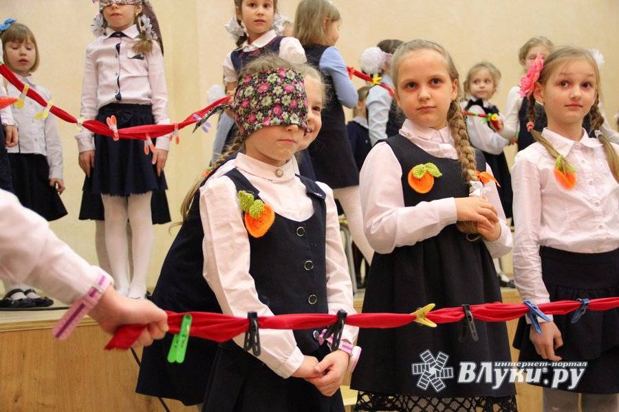 Как поздравить девочек 8 марта в классе | снова праздник!