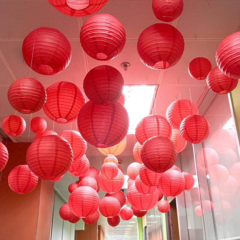 Подвесные китайские фонарики: самое быстрое украшение зала. украшение для комнаты своими руками: советы для тех, кто не владеет искусством вышивки разноцветные фонарики для украшения комнаты