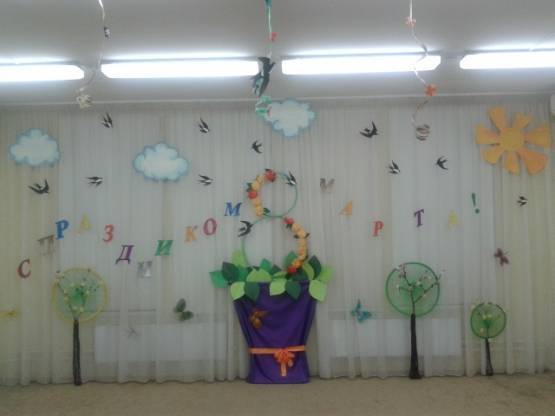 Как украсить зал, офис, детский сад или школу к 8 марта: рисуем весеннее настроение