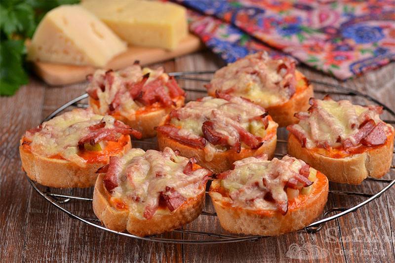 Горячие бутерброды на сковороде с колбасой, с сыром, с картошкой, помидорами – 5 рецептов приготовления