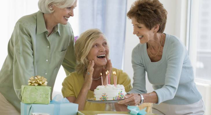 Подарок женщине на 51, 52, 53, 54 года — топ 150 хороших идей на день рождения