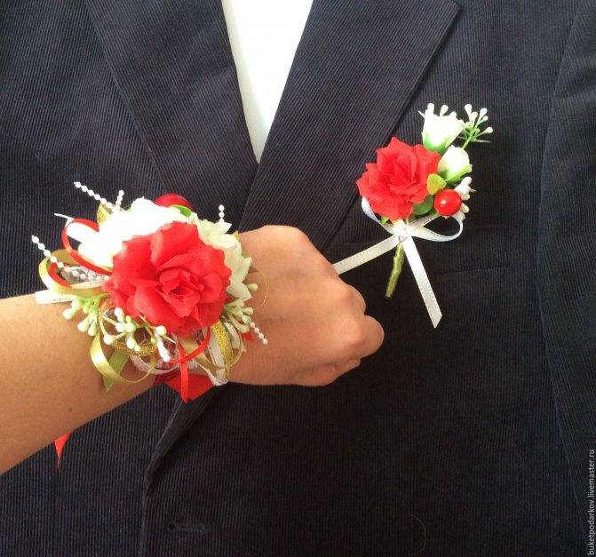 Бутоньерка для невесты на руку: лучшие модели свадебного браслета