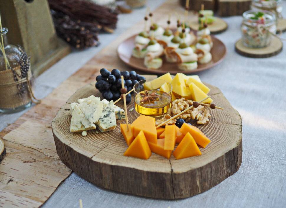Сырная тарелка - состав ассорти и как красиво оформить для праздничного стола с фото