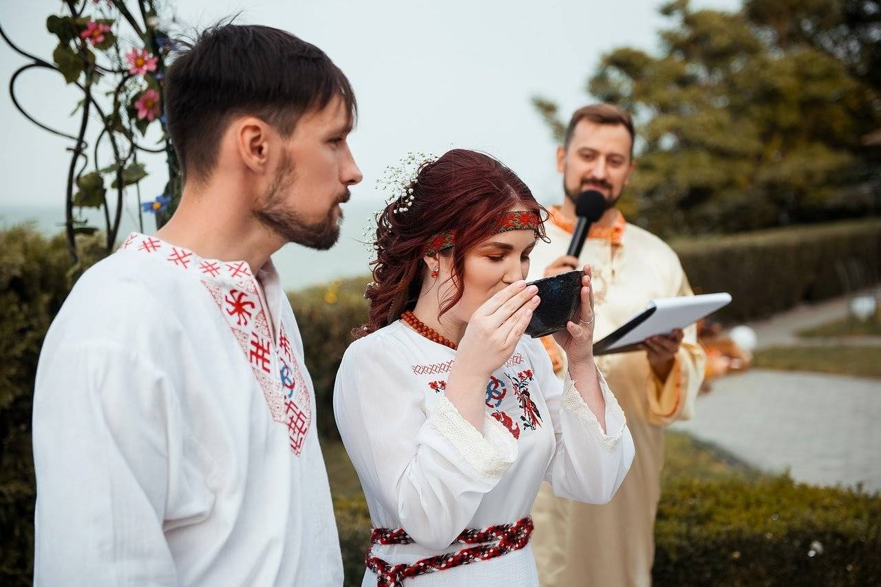 Свадьба в стиле рустик: одежда для невесты, жениха и гостей (с фото)