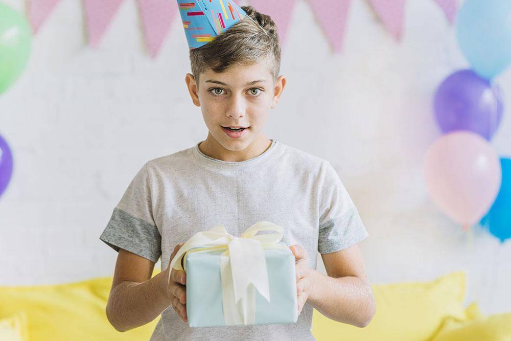 Подарок на 13 лет - обзор лучших идей и интересных решений по выбору подарка для тинейджеров (85 фото + видео)